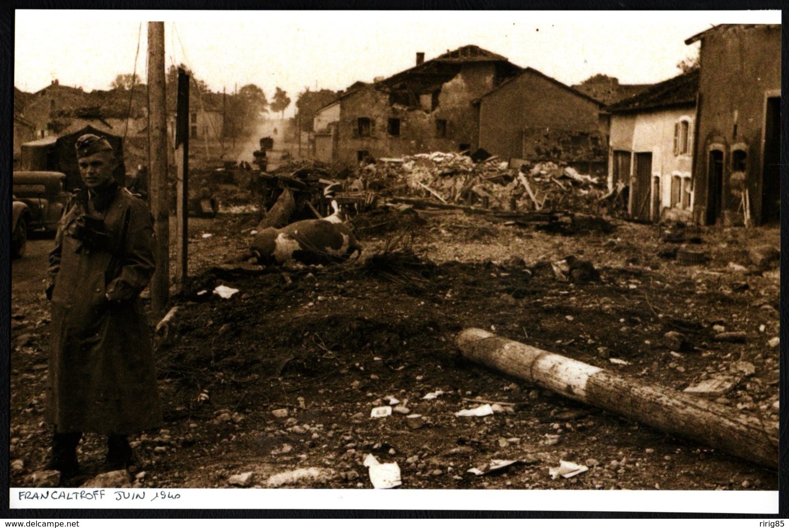 2011  --  FRANCALTROFF  SOLDAT ALLEMAND DANS LES RUINES  JUIN 1940   3P624 - Sin Clasificación