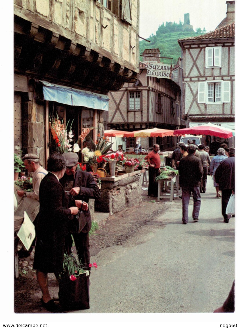 Saint Céré - Place Du Mercadial , Jour De Marché - Saint-Céré