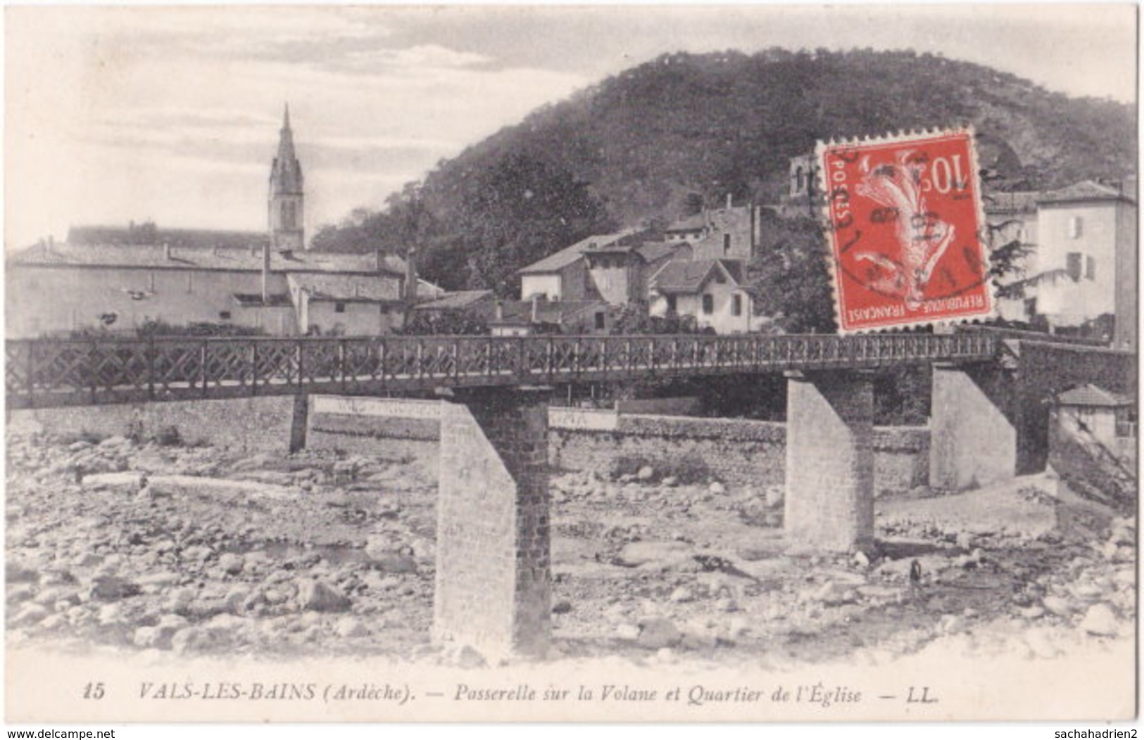 07. VALS-LES-BAINS. Passerelle Sur La Volane Et Quartier De L'Eglise. 15 - Vals Les Bains