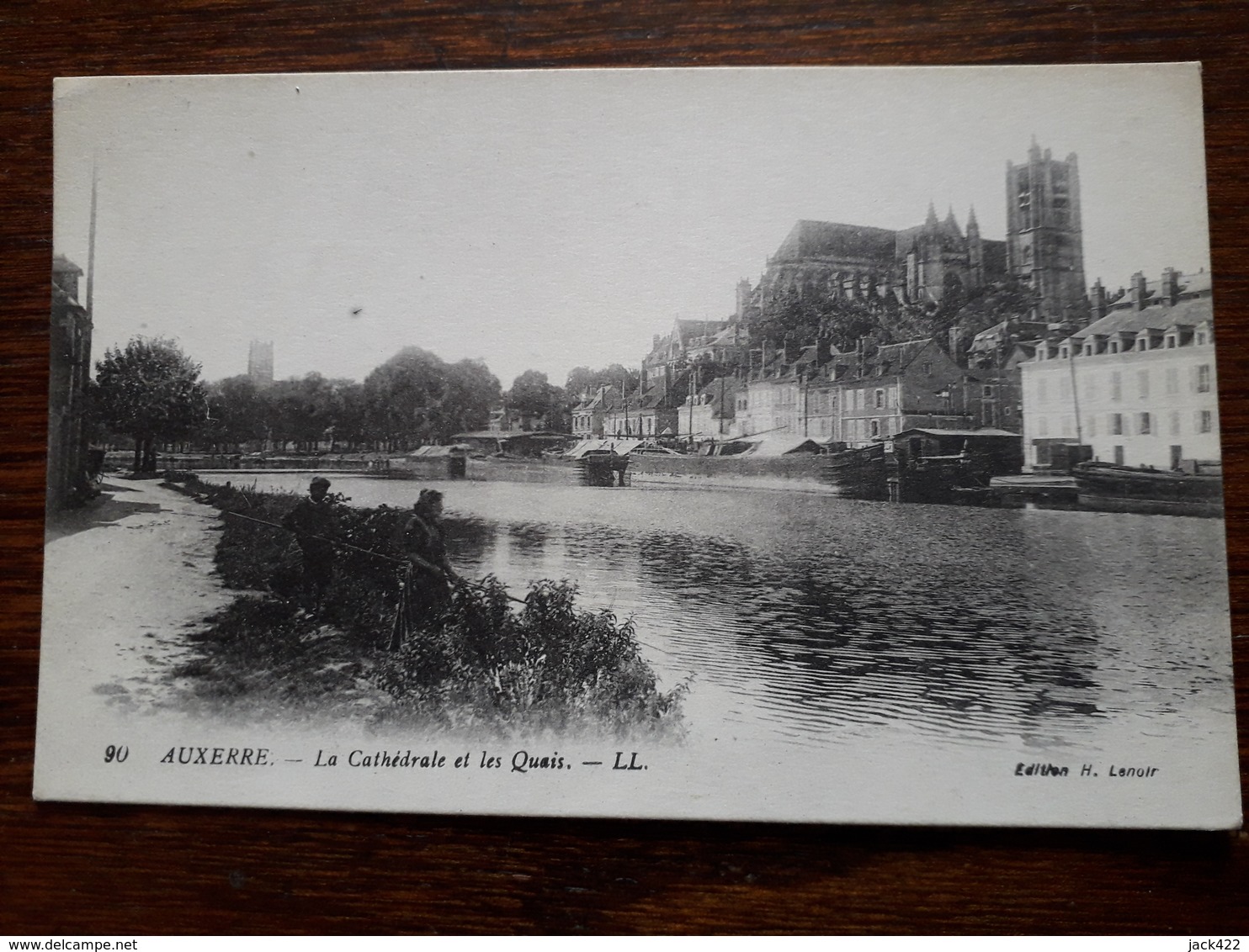 L3/171 Auxerre . La Cathédrale Et Les Quais - Auxerre