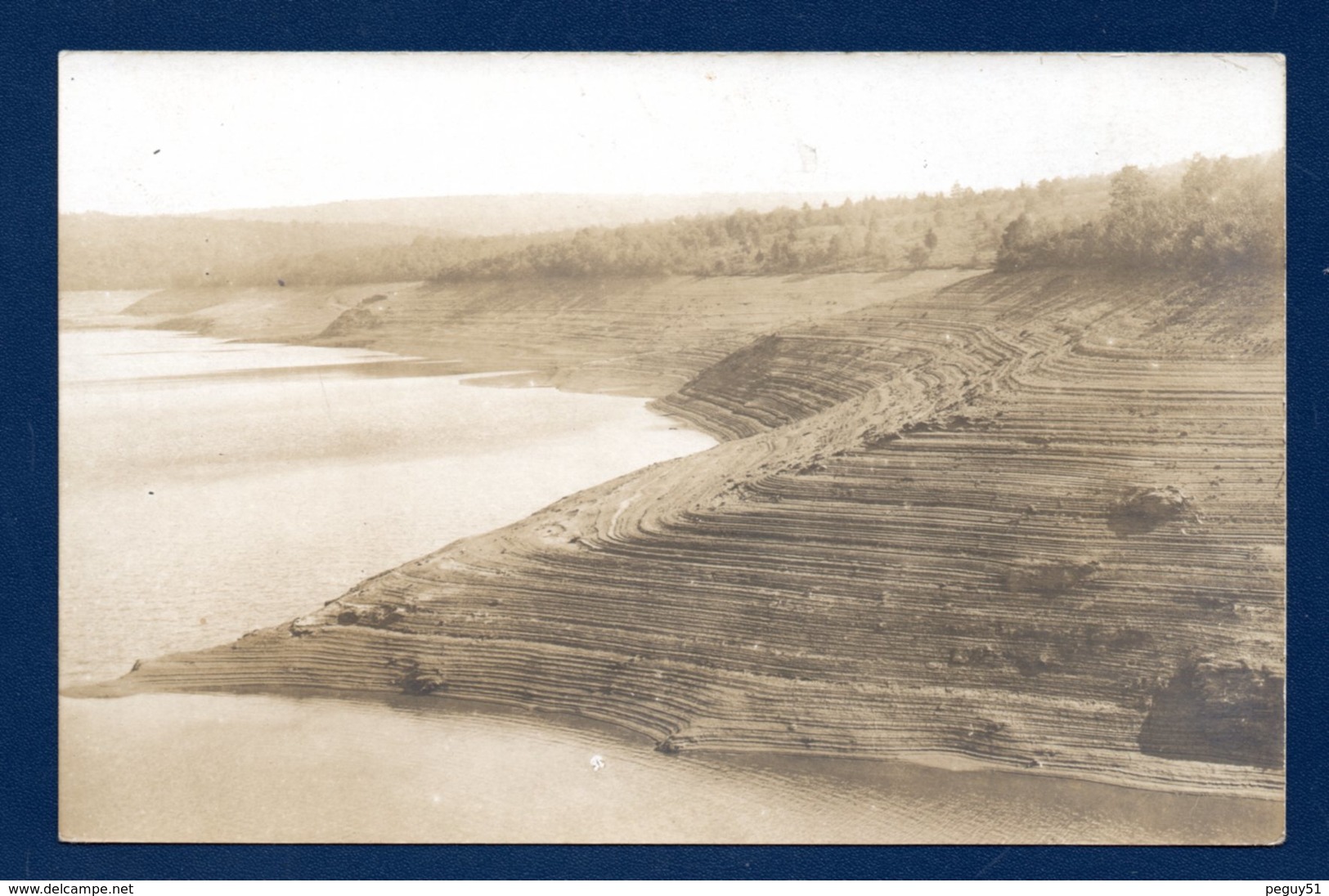 Le lac et barrage de la Gileppe durant la sécheresse de 1921. Lot de 4 cartes-photos.