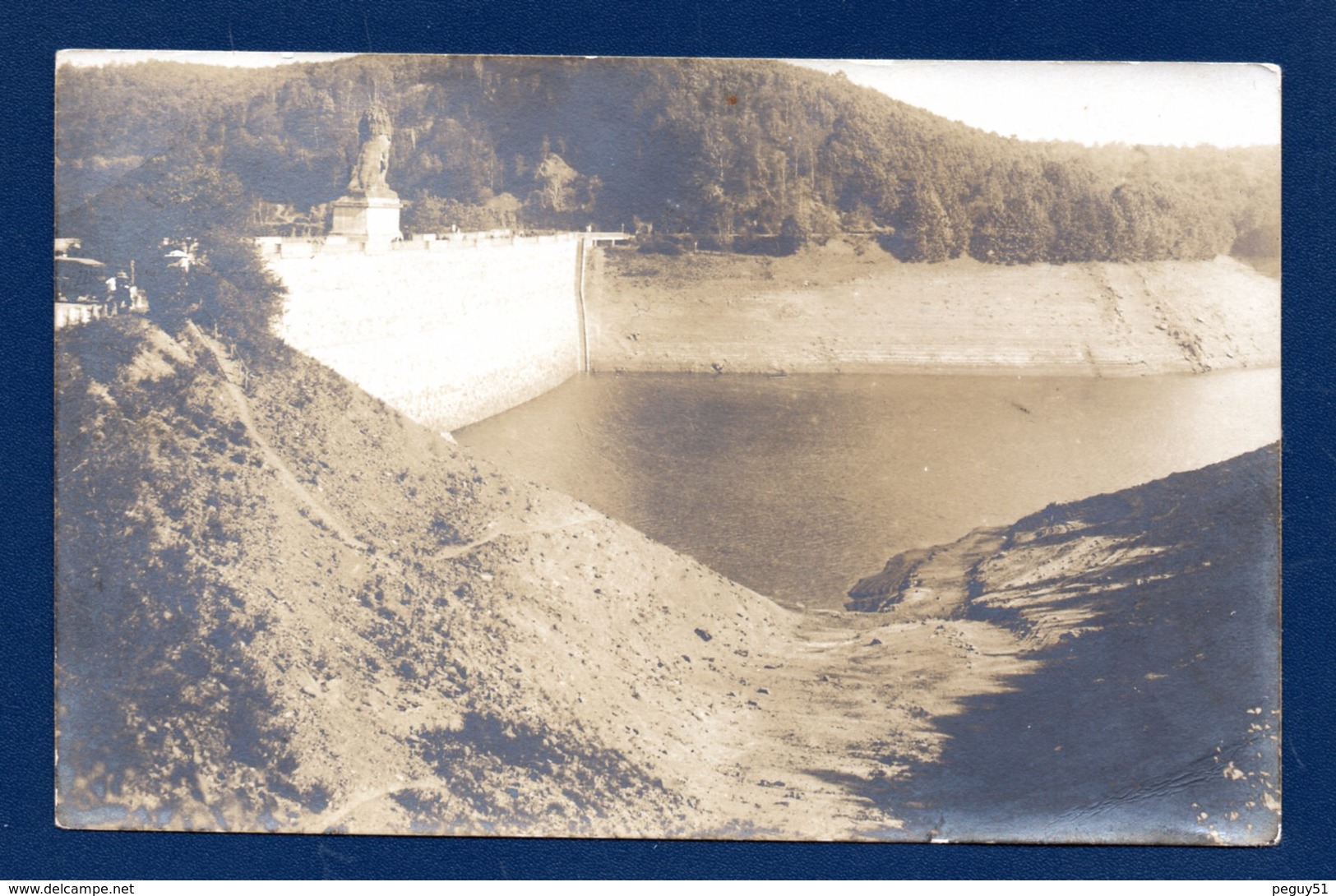 Le lac et barrage de la Gileppe durant la sécheresse de 1921. Lot de 4 cartes-photos.