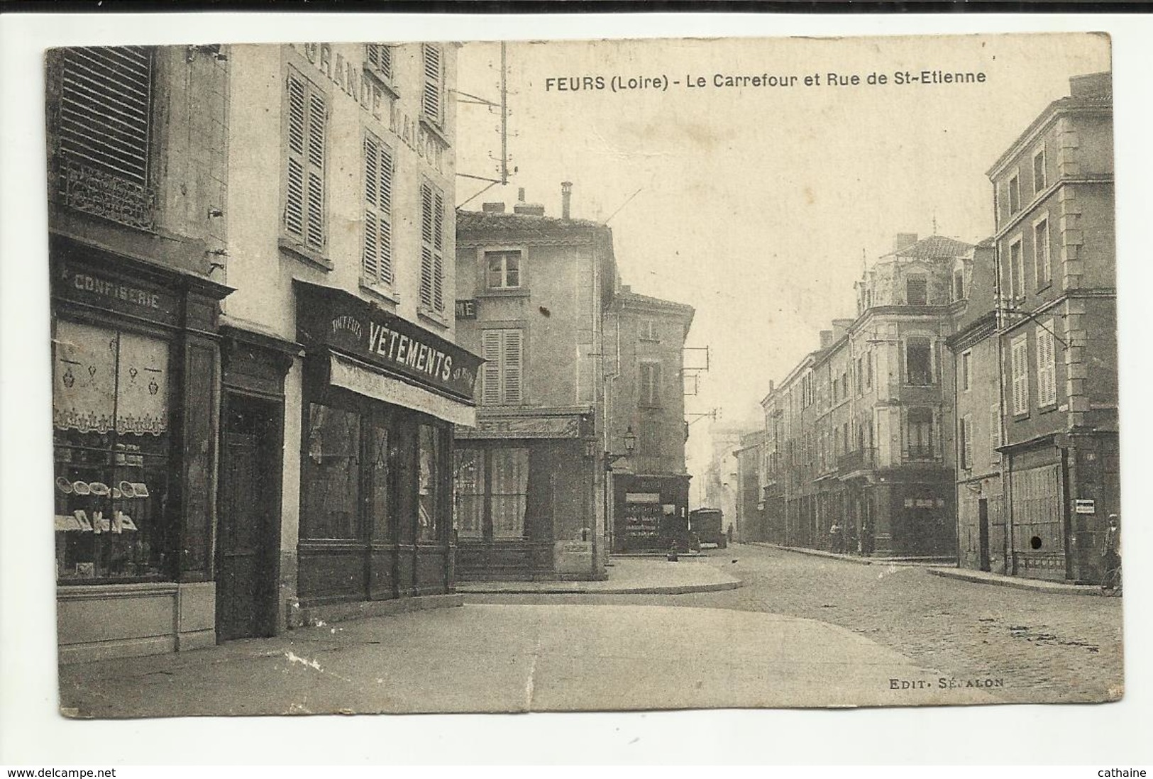 42 . FEURS . LE CARREFOUR ET LA RUE SAINT ETIENNE . CONFISERIE ET MAGASIN DE VETEMENTS ( Déchirure Bas Carte ) - Feurs