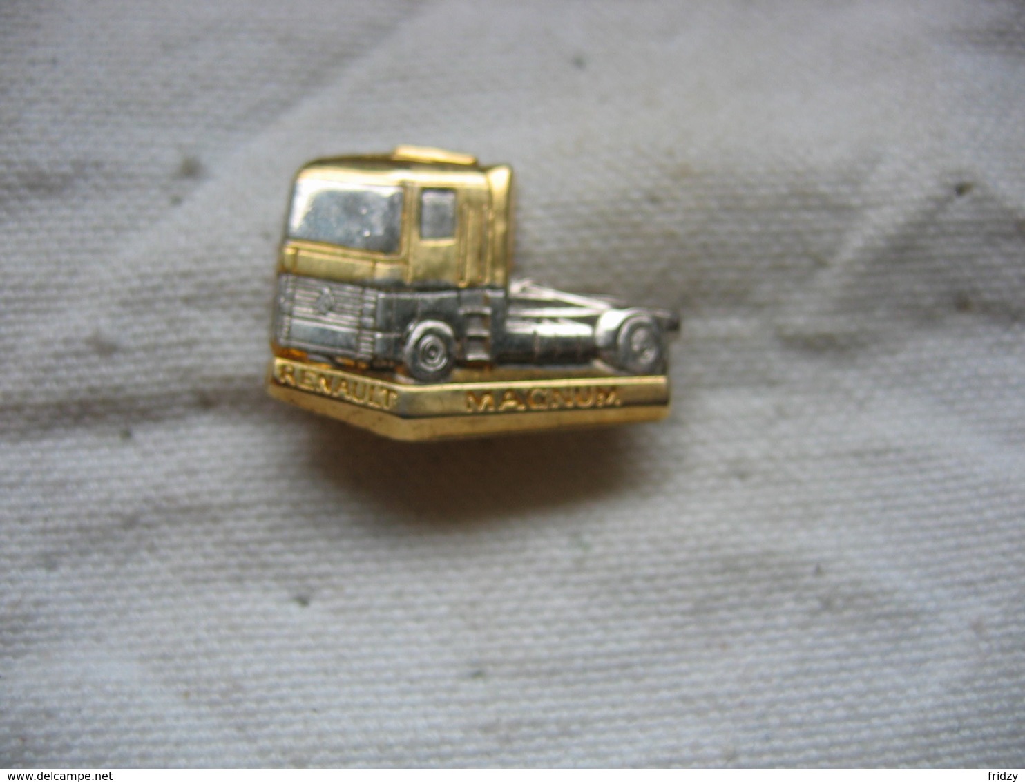 Pin's Arthus Bertrand D'un Tracteur Routier RENAULT Magnum. - Arthus Bertrand