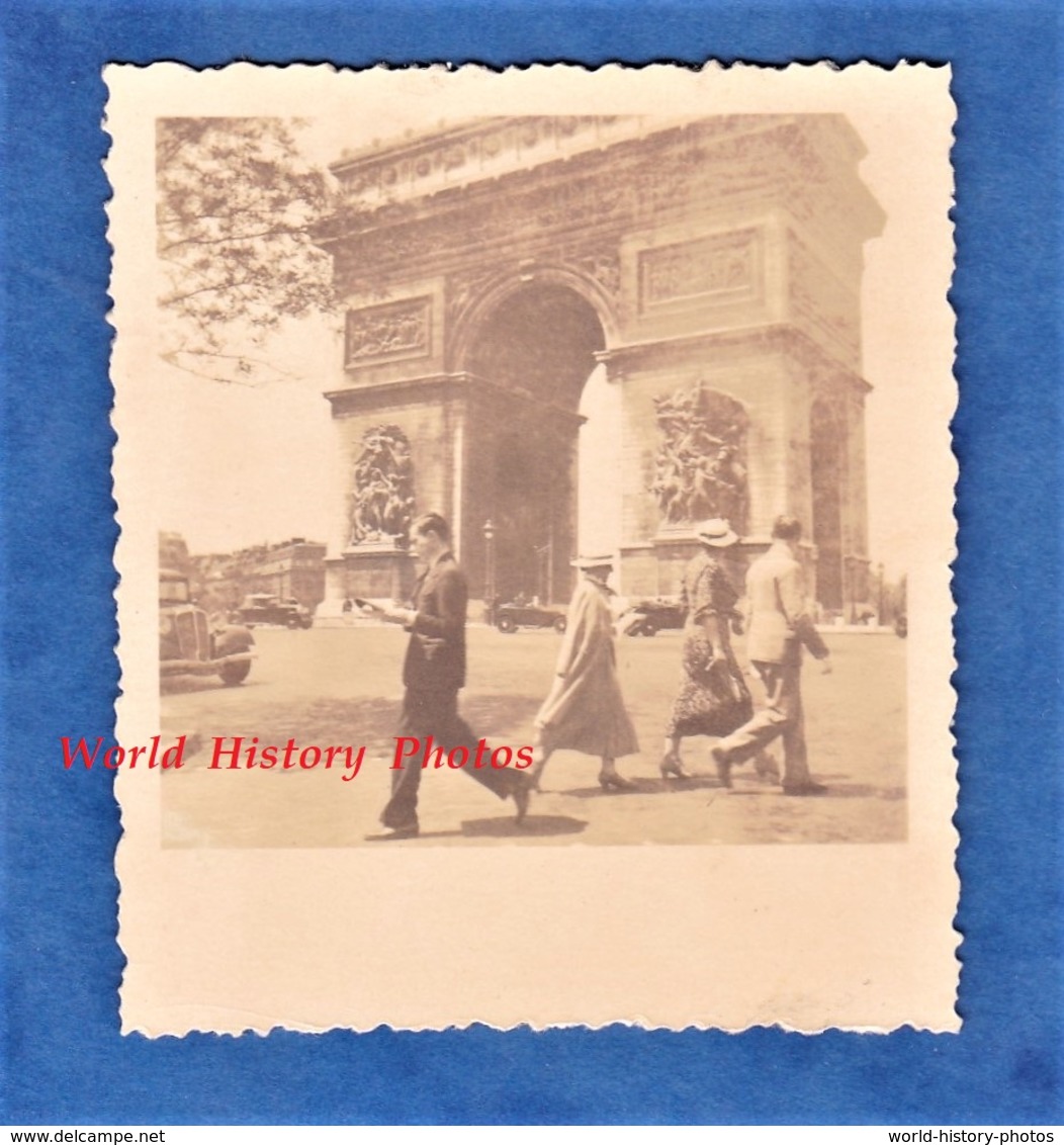 Photo Ancienne Snapshot - PARIS - Trafic Autour De L' Arc De Triomphe - Automobile Homme Femme Mode Garçon Fille - Cars