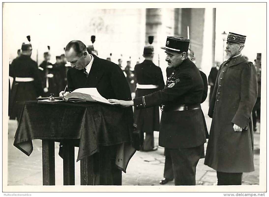 100618B - PHOTO DE PRESSE 1937 CELEBRITE ROYAUTE Roi Georges De Grèce Cérémonie Tombeau Soldat Inconnu Général GOURAUD - Famous People