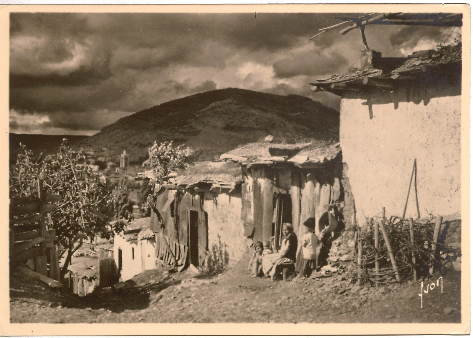 Cpsm MAROC  AZROU Village Berbère ,animée , Carte Grand Format , édition De Luxe Yvon - Otros & Sin Clasificación