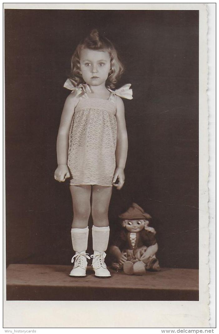 AK 0923  Mädchen Mit Origineller Puppe - Motiv Um 1942 - Portraits