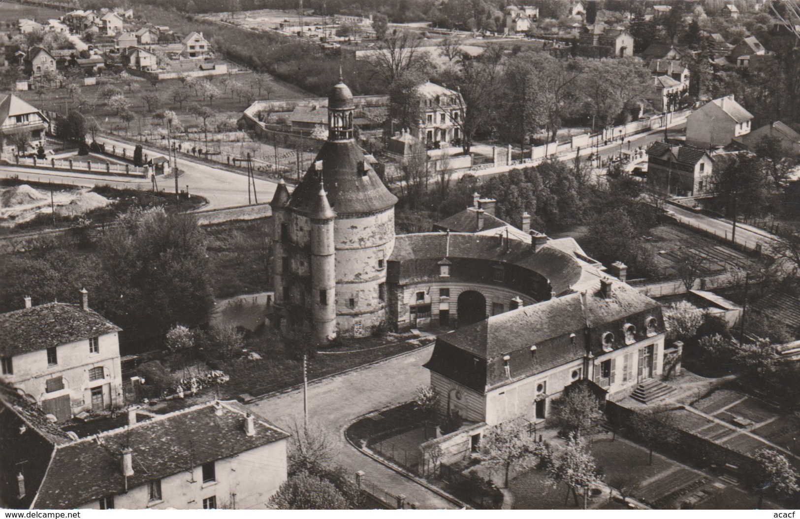 Le Donjon Et Ses Dépendances, à Sainte-Geneviève-des-Bois (91) - - Sainte Genevieve Des Bois