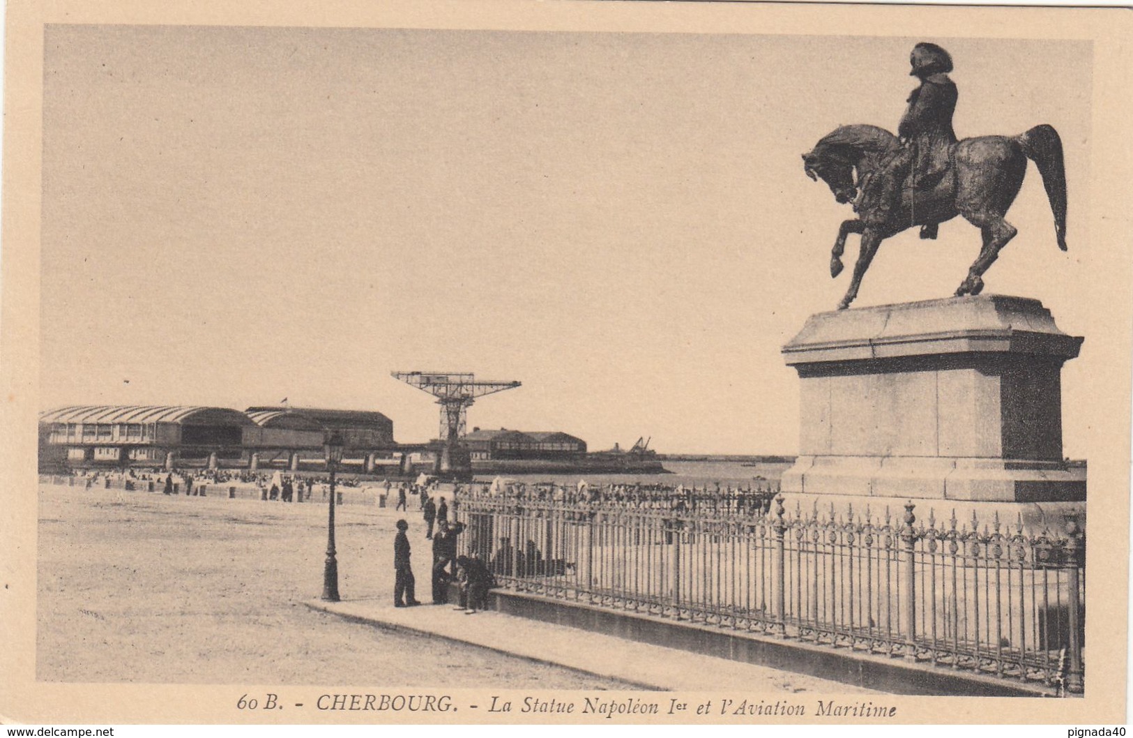 Cp , 50 , CHERBOURG , La Statue De Napoléon Ier Et L'Aviation Maritime - Cherbourg