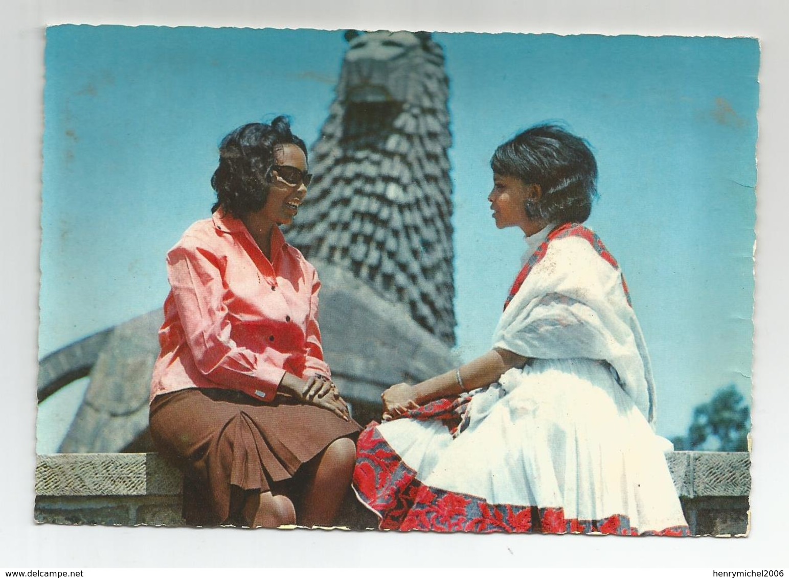 Ethiopie Ethiopia Young Girls In Front Of Lion Of Judah Statue Addis Ababa - Ethiopia