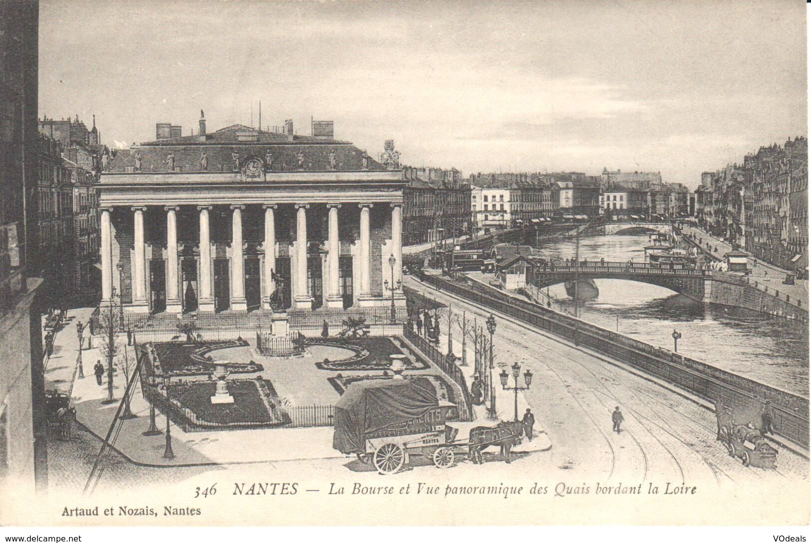 (44) Loire Atlantique - CPA - Nantes - La Bourse Et Vue Panoramique Des Quais Bordant La Loire - Nantes