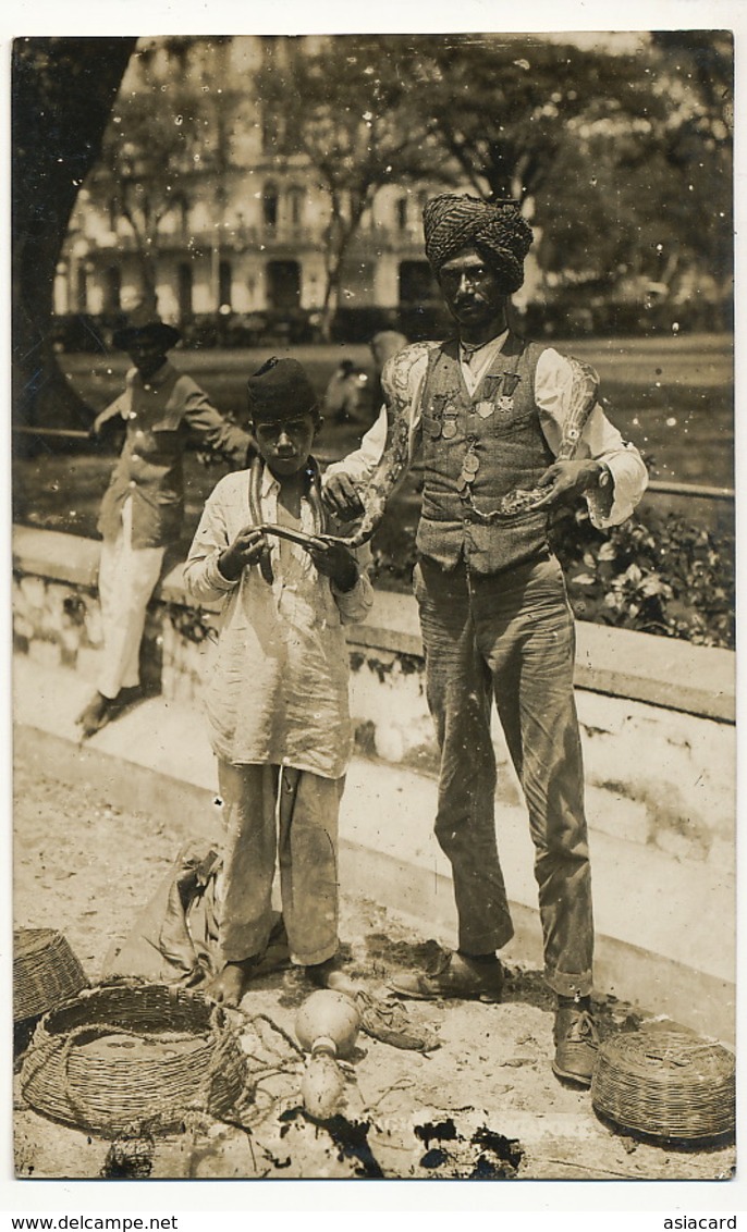 Snake Charmer Hindu With Lot Of Military Medals . Real Photo . Charmeur Serpent Avec Medailles Militaires - Singapour