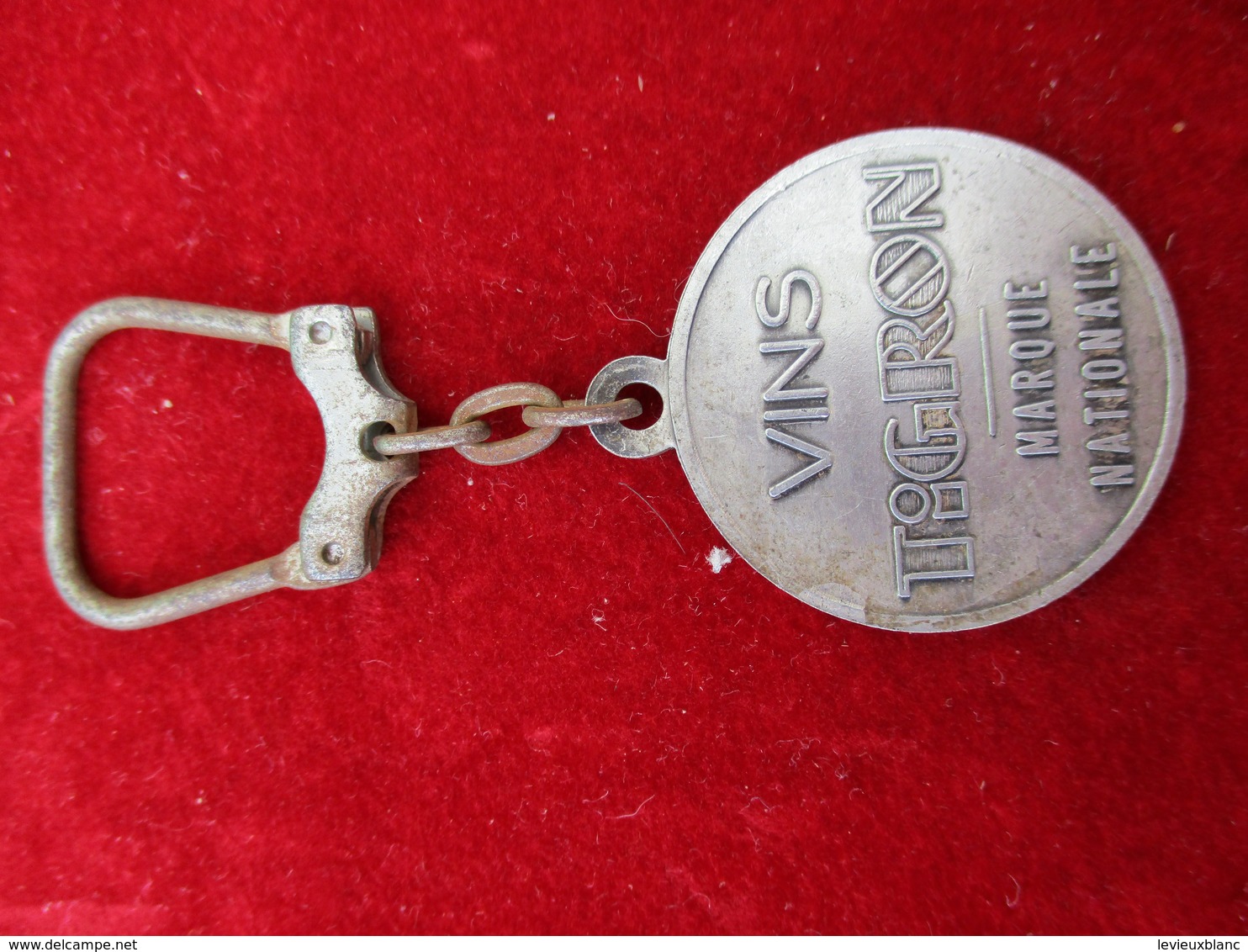 Porte-clés Publicitaire/Boisson/Vins TIGRON/Marque Nationale/ LaitonNickelé/ Vers 1960    POC290 - Key-rings