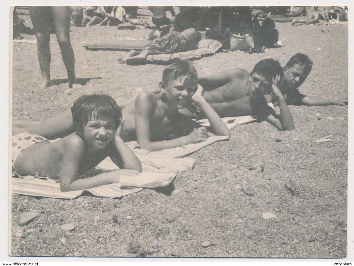 REAL PHOTO Kid Boys Lying On Beach,  Garcons Sur Plage, Photo ORIGINAL - Altri & Non Classificati