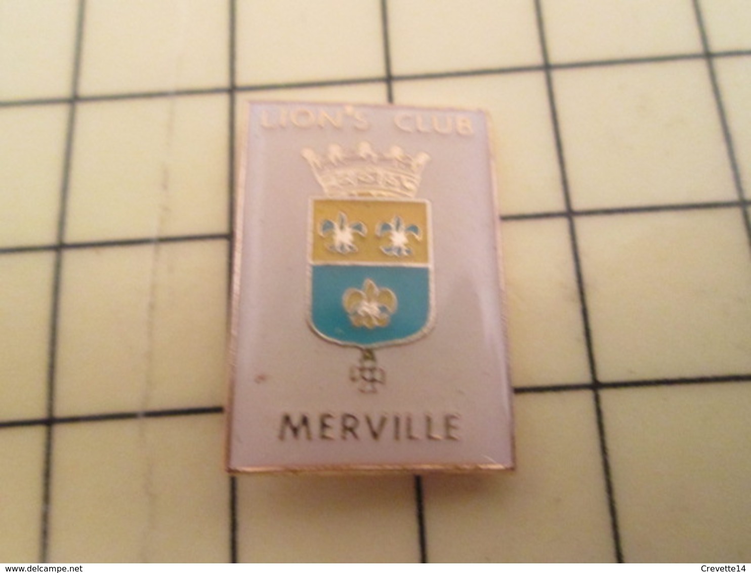 513B Pin's Pins : BEAU ET RARE :  THEME ASSOCIATIONS / LION'S CLUB MERVILLE CALVADOS BLASON ECUSSON ARMOIRIES - Associations