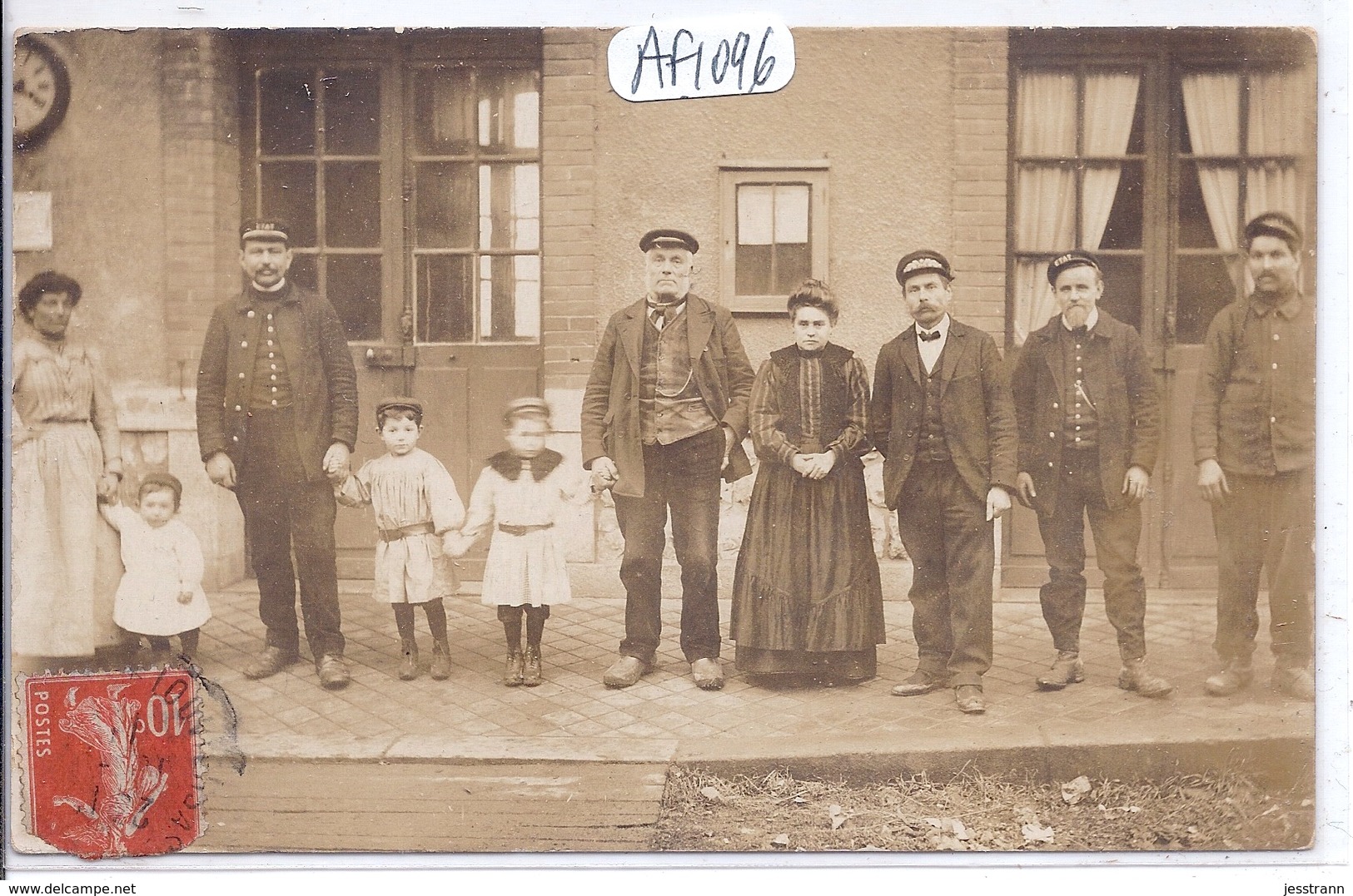 LOUVIERS- CARTE-PHOTO- INTERIEUR DE LA GARE- LE PERSONNEL ET LA FAMILLE- RECT/VERSO- TOP- RARE - Louviers