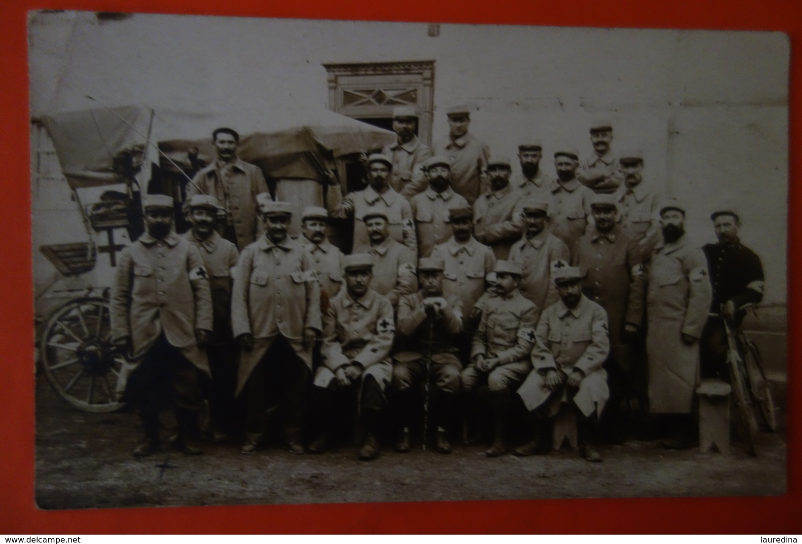 CARTE PHOTO MILITAIRES -AMBULANCE  ET INFIRMIERS MILITAIRES- ECRITE EN 1915 - Autres & Non Classés