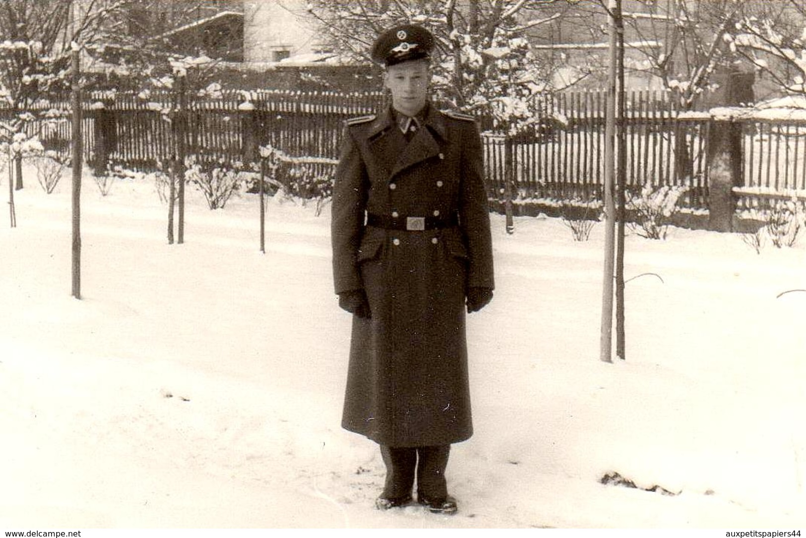 Photo Originale Guerre 1939-45 - Officier Allemand Sur La Neige Avec Un Casquette Au Logo à Identifier - Guerre, Militaire