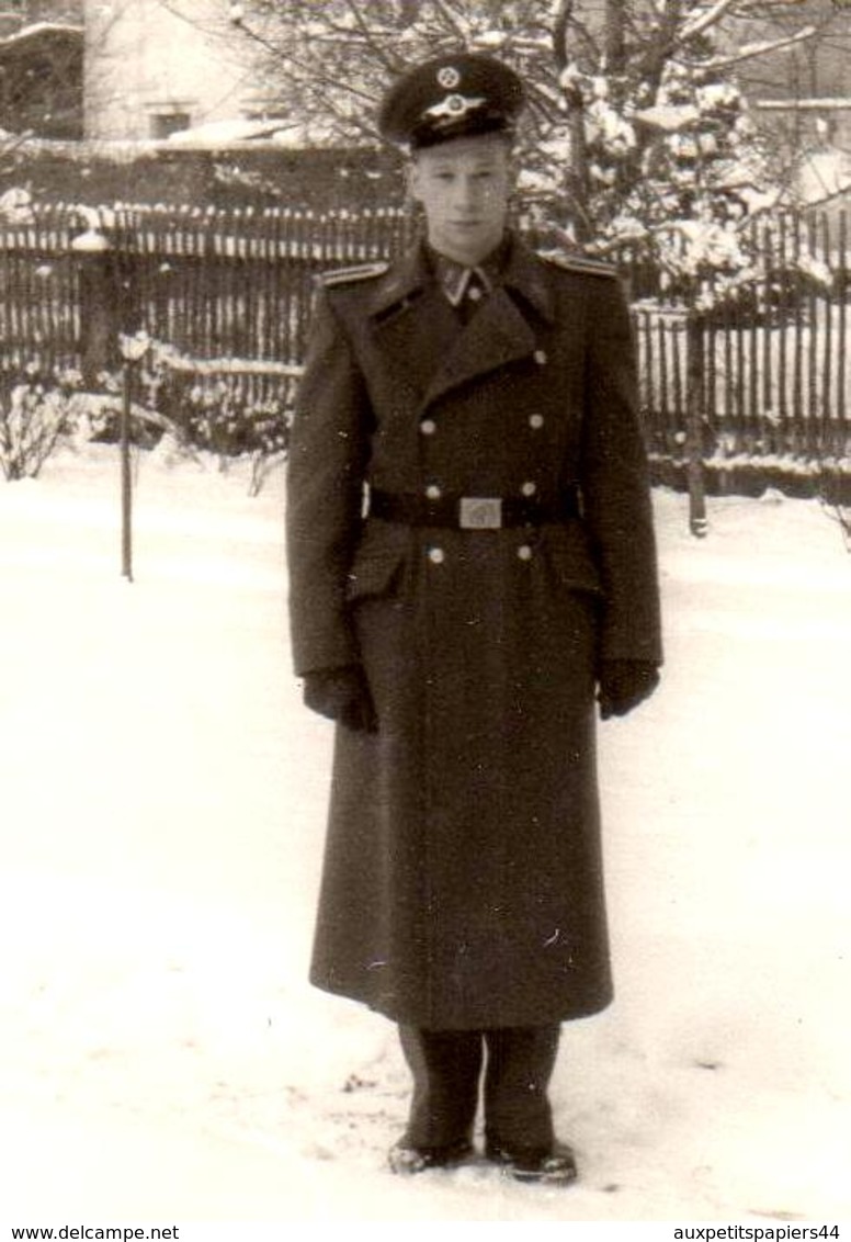 Photo Originale Guerre 1939-45 - Officier Allemand Sur La Neige Avec Un Casquette Au Logo à Identifier - Guerre, Militaire