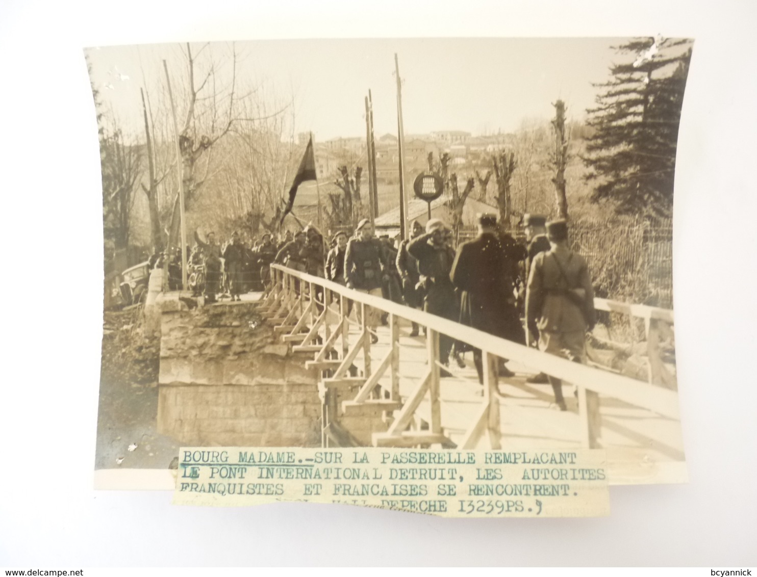 66 Photo BOURG MADAME SUR LA PASSERELLE REMPLACANT LE PONT DETRUIT - Autres & Non Classés