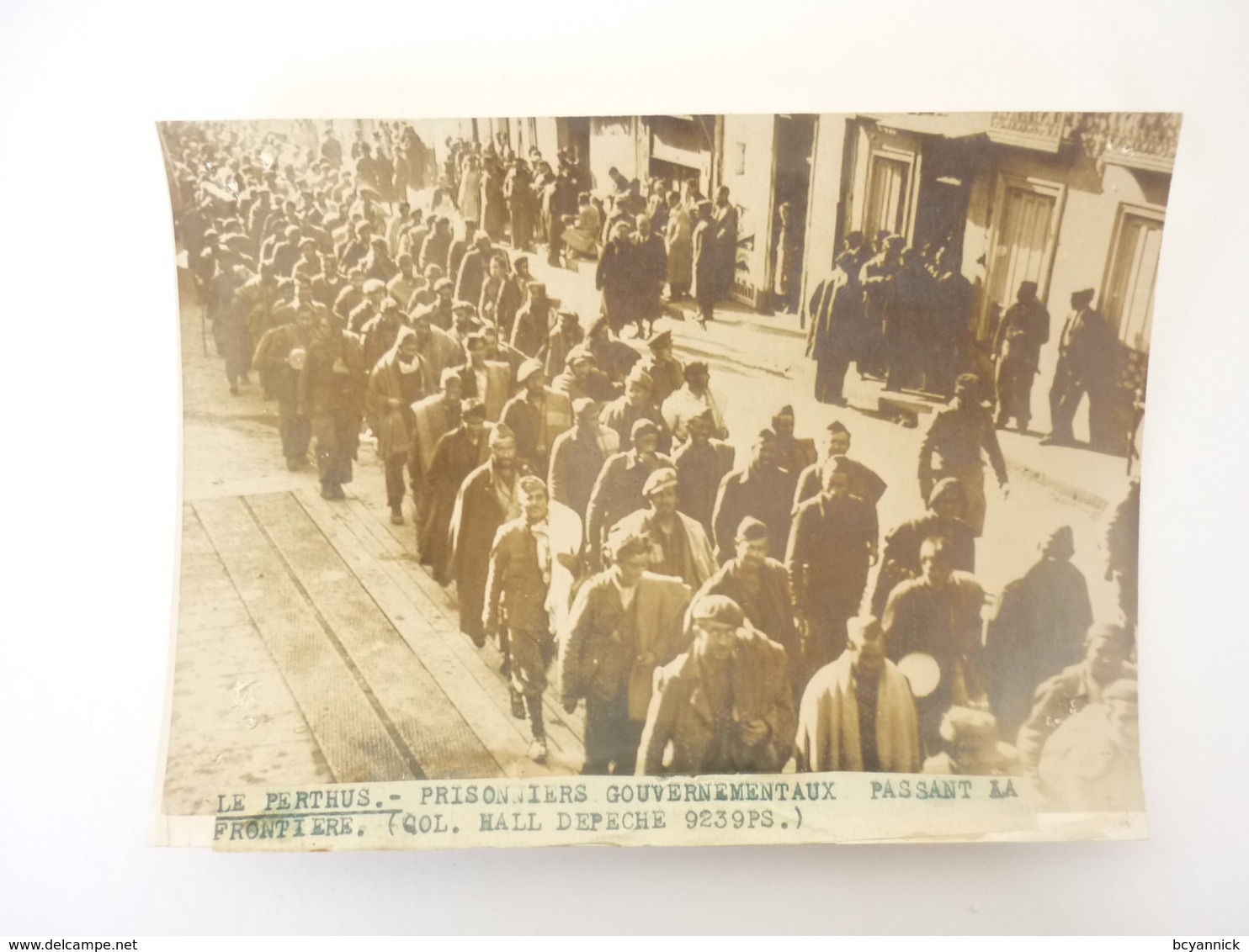 66 Photo LE PERTHUS PRISONNIERS GOUVERNEMENTAUX PASSANT LA FRONTIERE - Autres & Non Classés