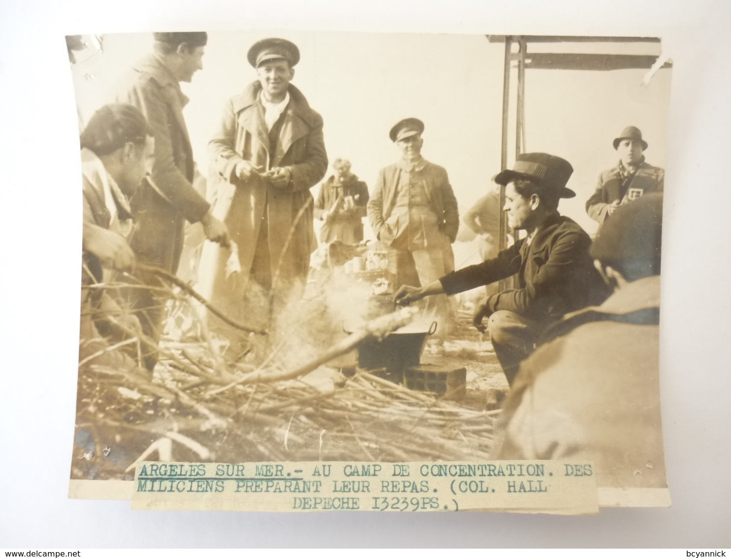 66 PHOTO ARGELES AU CAMP DE CONCENTRATION DES MILLICIENS PREPARANT LEUR REPAS - Autres & Non Classés