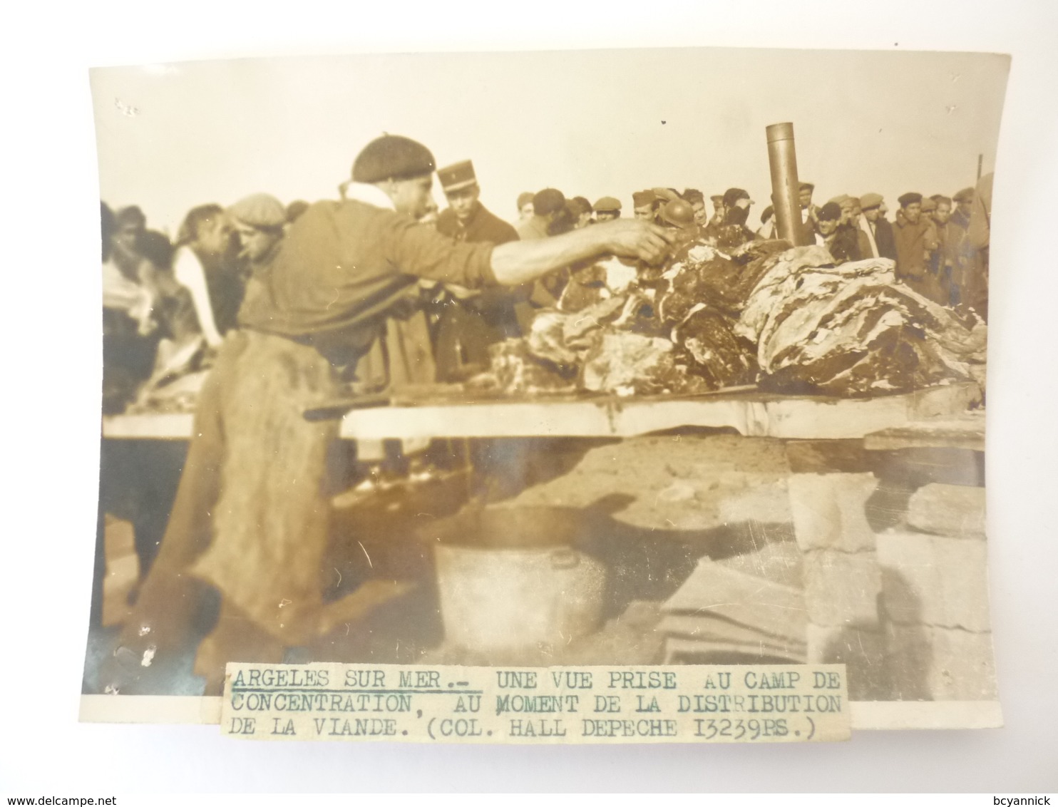 66 PHOTO ARGELES UNE VUE PRISE AU CAMP DE CONCENTRATION AU MOMENT DE LA DISTRIBUTION DE LA VIANDE - Autres & Non Classés