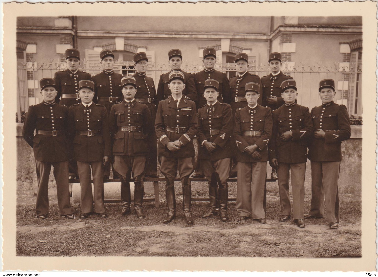 PHOTO D'un Groupe De Gendarmes. Capitaine De Gendarmerie Au Centre. Pochette Photographe C. Ralle à Luçon. - Guerre, Militaire