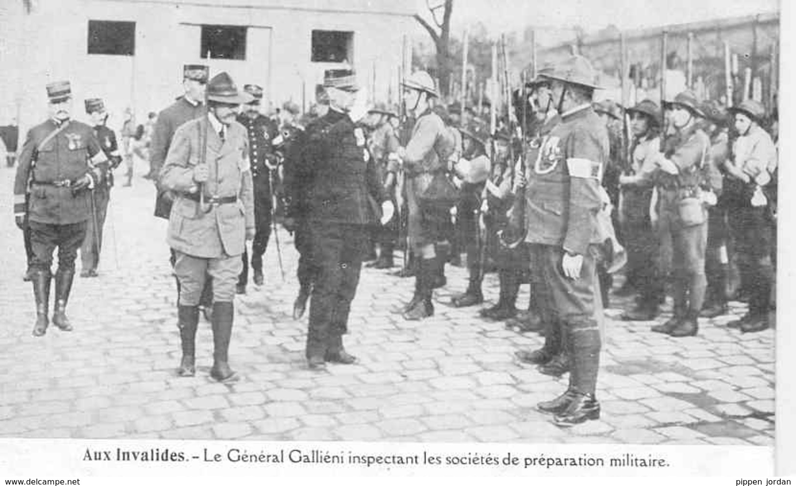 AUX INVALIDES * Le Général Galliéni Inspectant Les Sociétés De Préparation Militaire * Belle Cpa Animée - Scoutisme