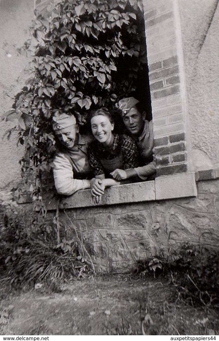 Photo Originale Guerre 1939-45 Portrait D'une Pin-Up Coincée Entre 2 Soldats Du III Reich Dans Une Fenêtre En Ruine - Krieg, Militär