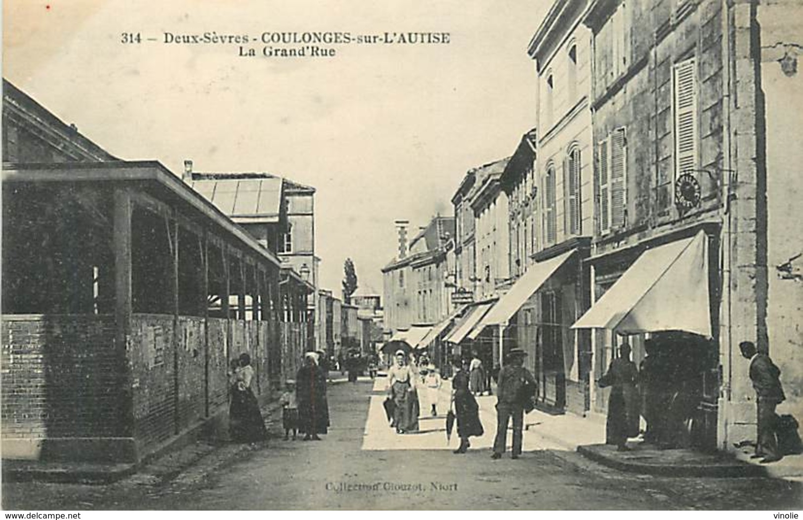 D-18-493 : COULONGES SUR L'AUTIZE. LES HALLES. LA GRANDE RUE. - Coulonges-sur-l'Autize