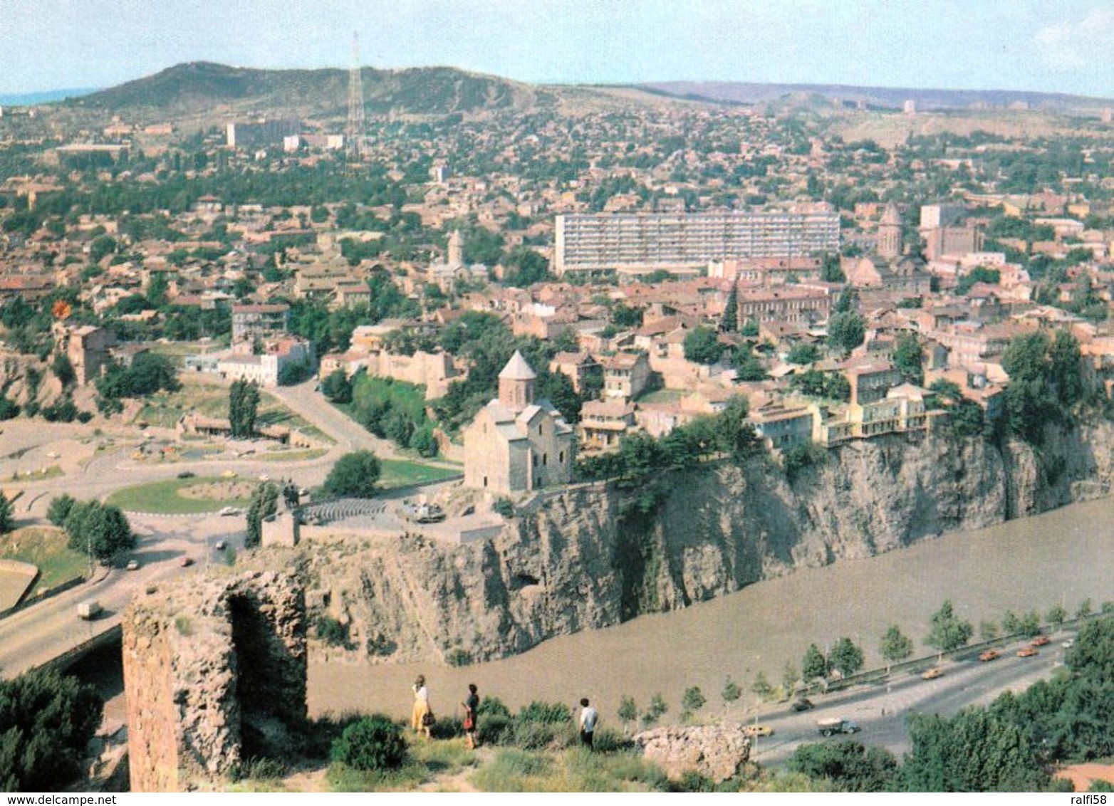 1 AK Georgien * Blick Auf Die Hauptstadt Tbilissi - Im Vordergrund Die Metechi-Kirche * - Georgia