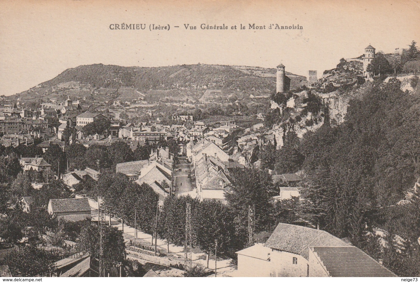 Carte Postale Ancienne De L'Isère - Crémieu - Vue Générale Et Le Mont D'Annoisin - Crémieu