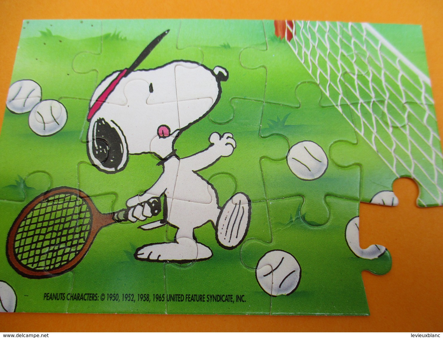 Petit Puzzle Moderne / 15 Piéces/ SNOOPY Joue Au Tennis / PEANUTS Characters/ Vers1990    JE207 - Puzzles