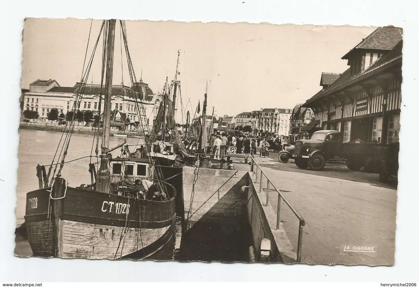 14 Calvados Trouville Les Bateaux De Peche 1955 Camion Devant La Poissonerie - Trouville