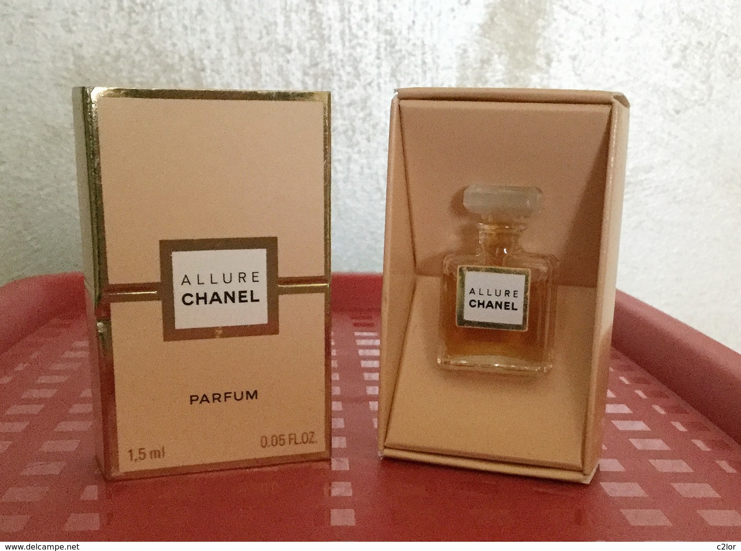 Miniature "ALLURE "de CHANEL    Parfum 1,5 Ml Dans Sa Boite (M076) - Miniatures Femmes (avec Boite)