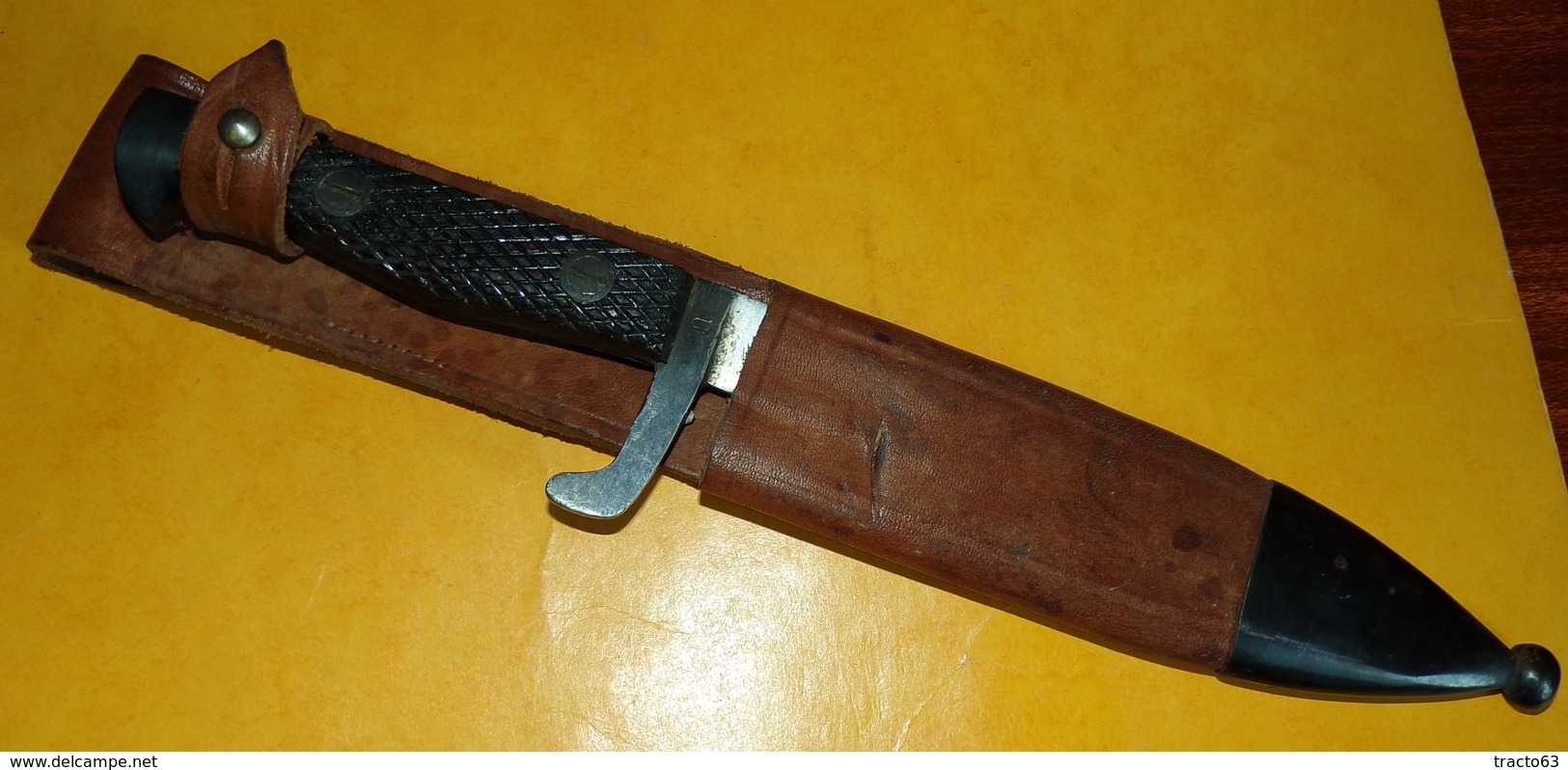 COUTEAU DE COMBAT DES PARACHUTISTES DE L'ARMEE ESPAGNOLE , AVEC SON ETUI EN CUIR AVEC BOUT EN METAL , MARQUAGE FABRICATI - Blankwaffen