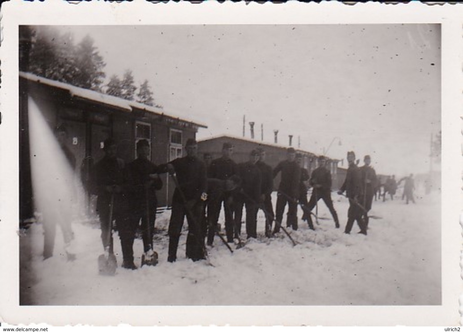 Foto Deutsche Soldaten Beim Schneeschaufeln - Kaserne - 2. WK - 8*5,5cm (35212) - Krieg, Militär