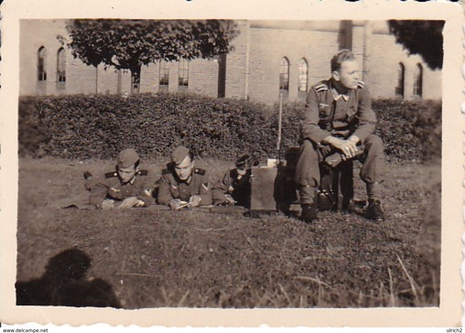 Foto Deutsche Soldaten Bei Ausbildung - Funker (?) - 2. WK - 8*5,5cm (35237) - Guerre, Militaire