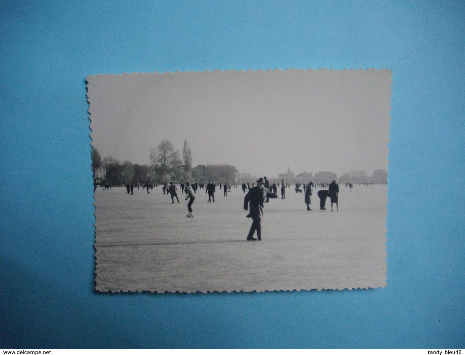 PHOTOGRAPHIE  ENGHIEN  -  95  -  Sur Le Lac Gelé  -  1963  -  8,8  X  11,8 Cms -  Val D'Oise - Enghien Les Bains