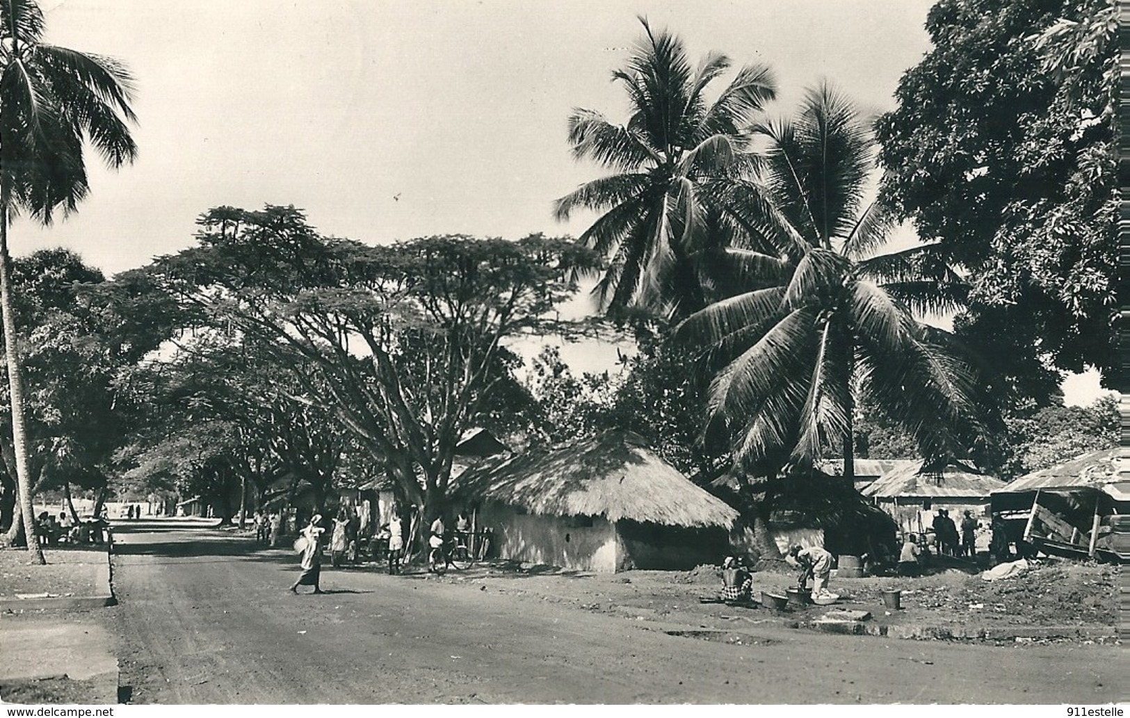 GUINEE  CONAKRY  - CASES INDIGENES  SUR LA CORNICHE - Guinée Française