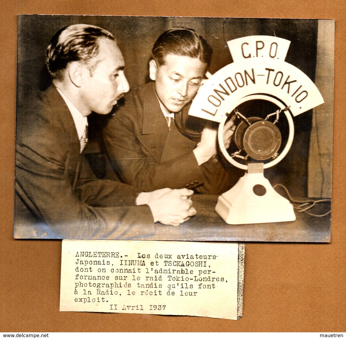 PHOTO DE PRESSE ORIGINALE 1937 .les Aviateurs Japonais Raid Tokio - Londres A La Radio - Aviación