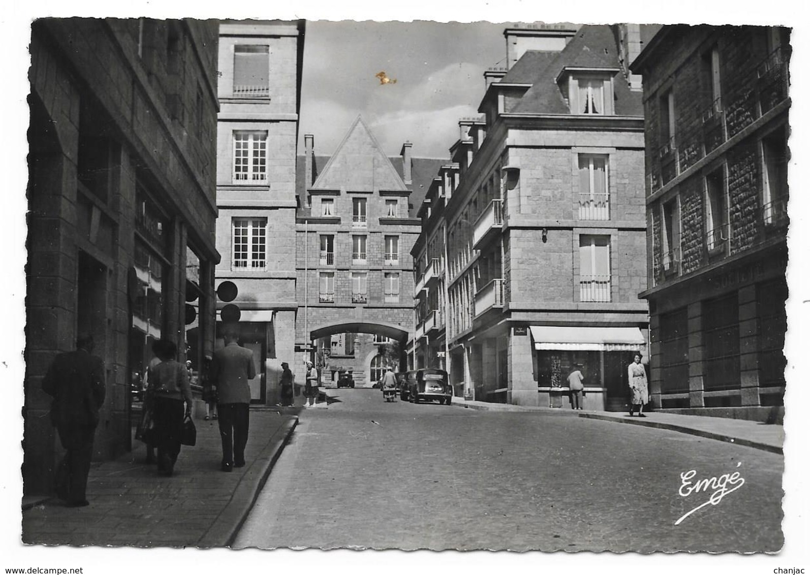 Cpsm: 35 SAINT MALO - La Place Du Pilori, Rue Gouin De Beauchêne (animée, Voiture Traction Citroen) 1965  N° 242 - Saint Malo