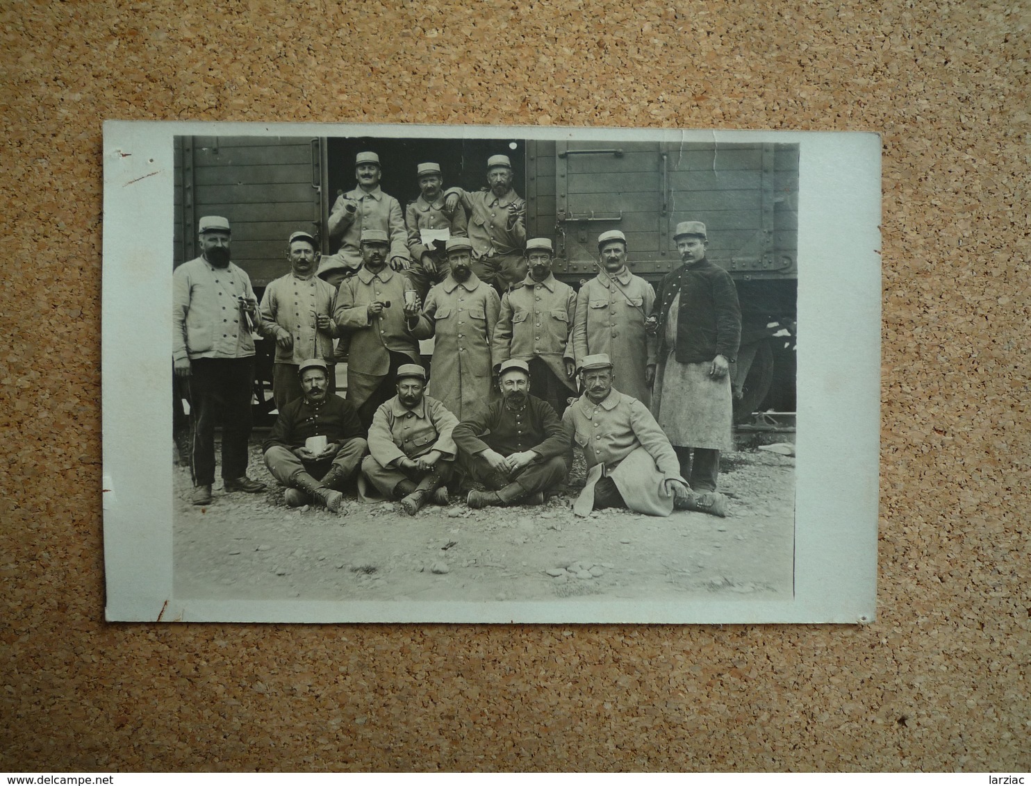 Carte Postale Photo Guerre De 1914/18 Groupe De Soldats Du 98 ème RI Devant Un Wagon - Guerra 1914-18