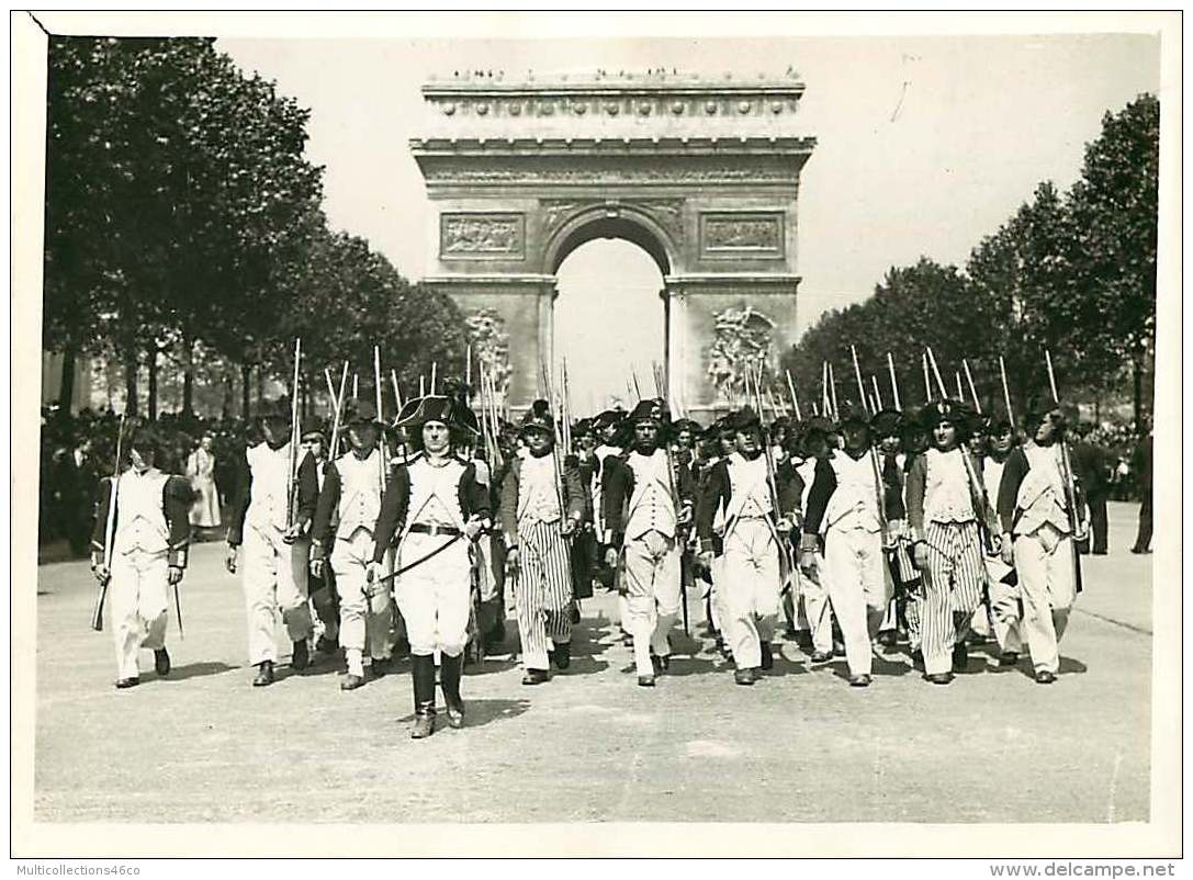 140618 - PHOTO DE PRESSE 1937 PARIS Centenaire Arc De Triomphe Défilé Des SANS CULOTTES - Places