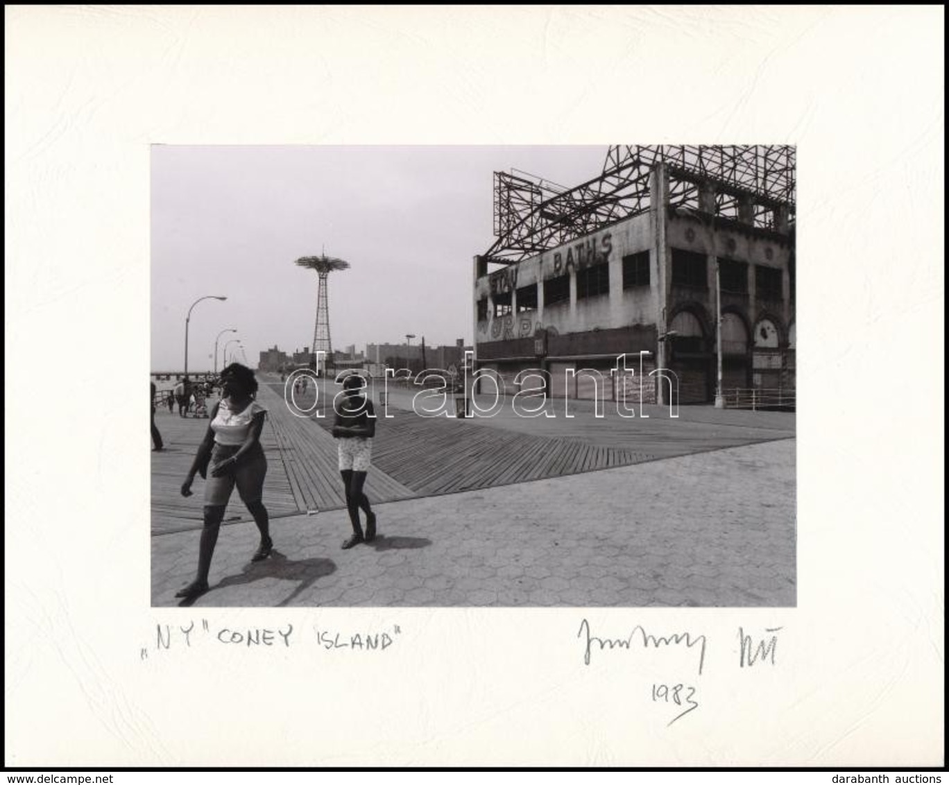 1983 Jankovszky György(1946-): New York, Coney Island, Feliratozva, Aláírt, Pecséttel Jelzett, Kartonra Kasírozva, 12,5× - Autres & Non Classés