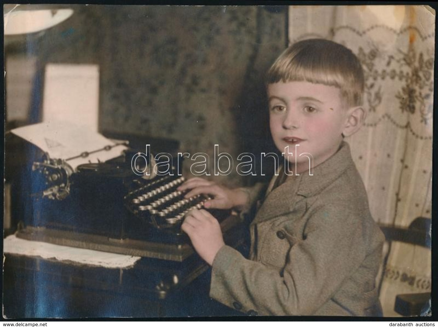 Kisfiú írógéppel, Színezett Fotó, 16×22 Cm - Other & Unclassified