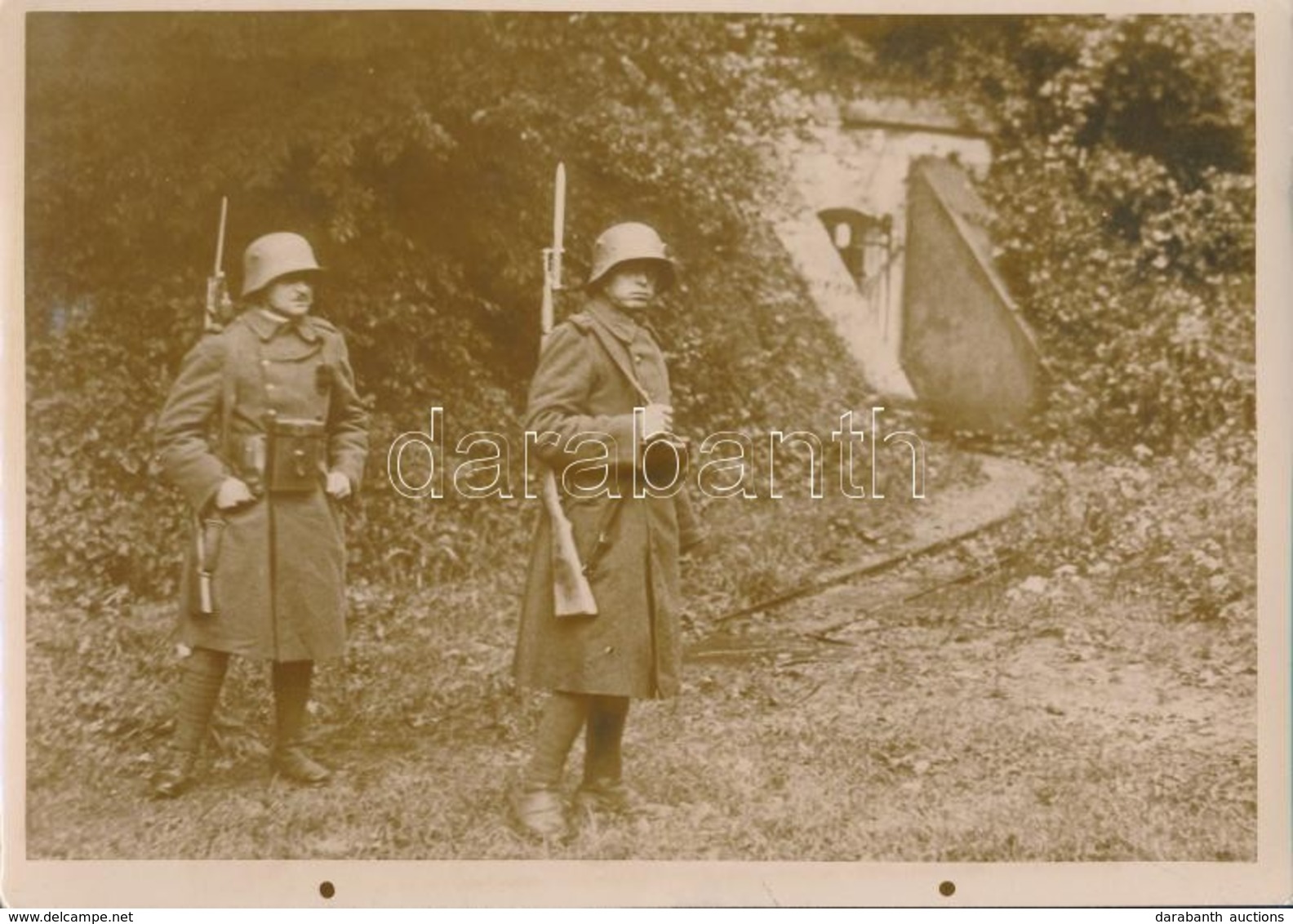 Cca 1940 Magyar Katonák Pécsnél Egy Bunker Mellett. Feliratozott Francia Sajtófotó / Hungarian Soildiers At A Bunker. Fr - Altri & Non Classificati