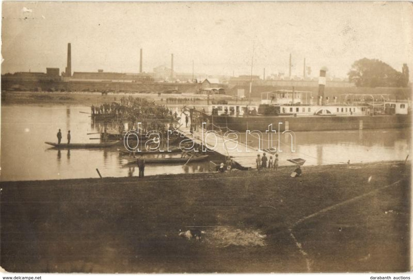 * T2/T3 Komárom, Komárno; Hajóhíd (pontonhíd) építése A Dunán / Building Of A Pontoon Bridge Over The Danube. Photo (EK) - Ohne Zuordnung